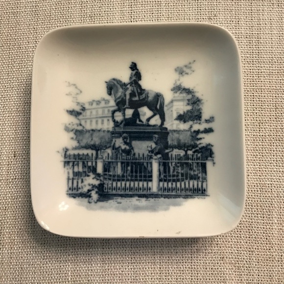 Royal Copenhagen Kongens Nytorv Decorative Plate - Picture 3 of 5